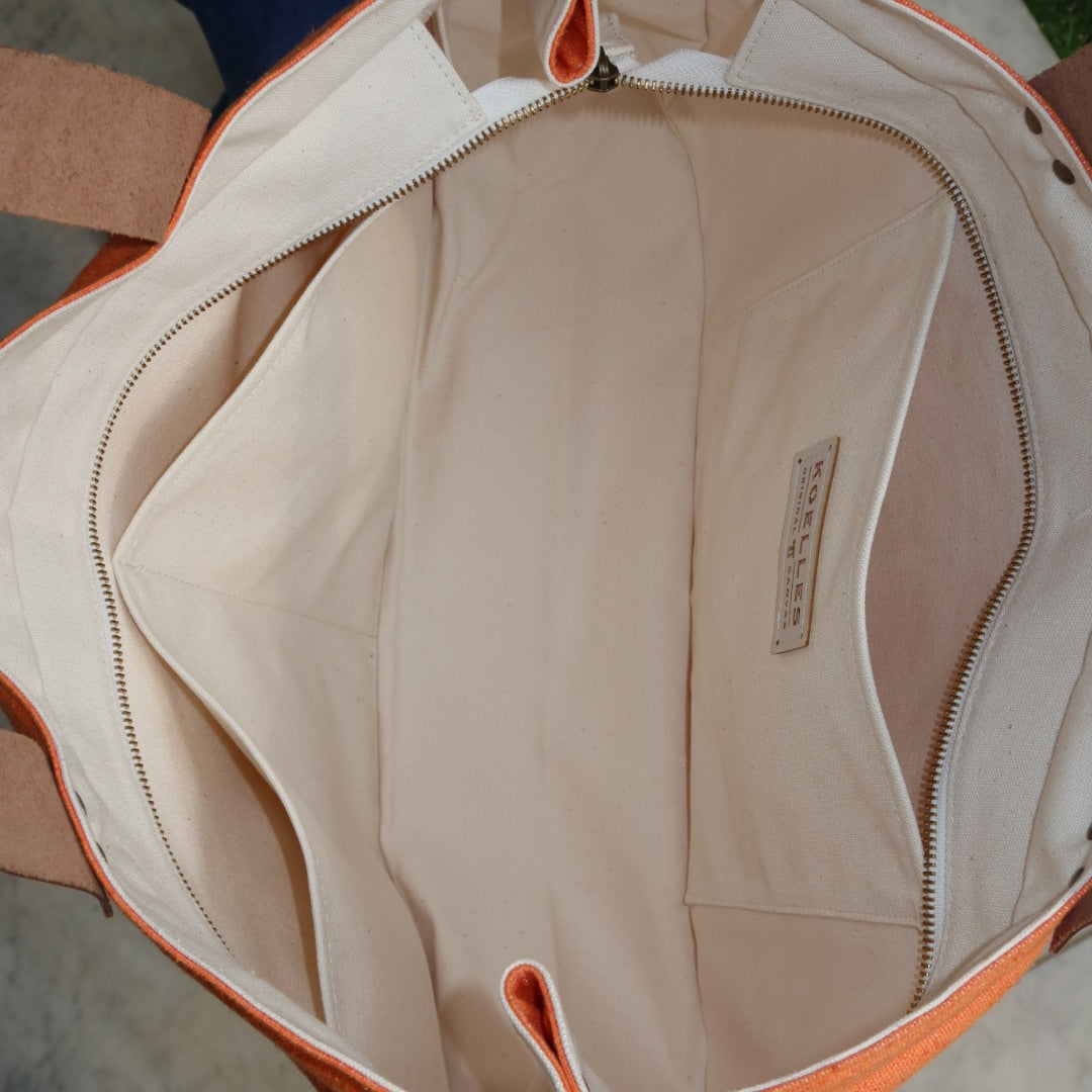 Bolsa Wallow Laranja PET com Alça de Couro Caramelo com Zíper
