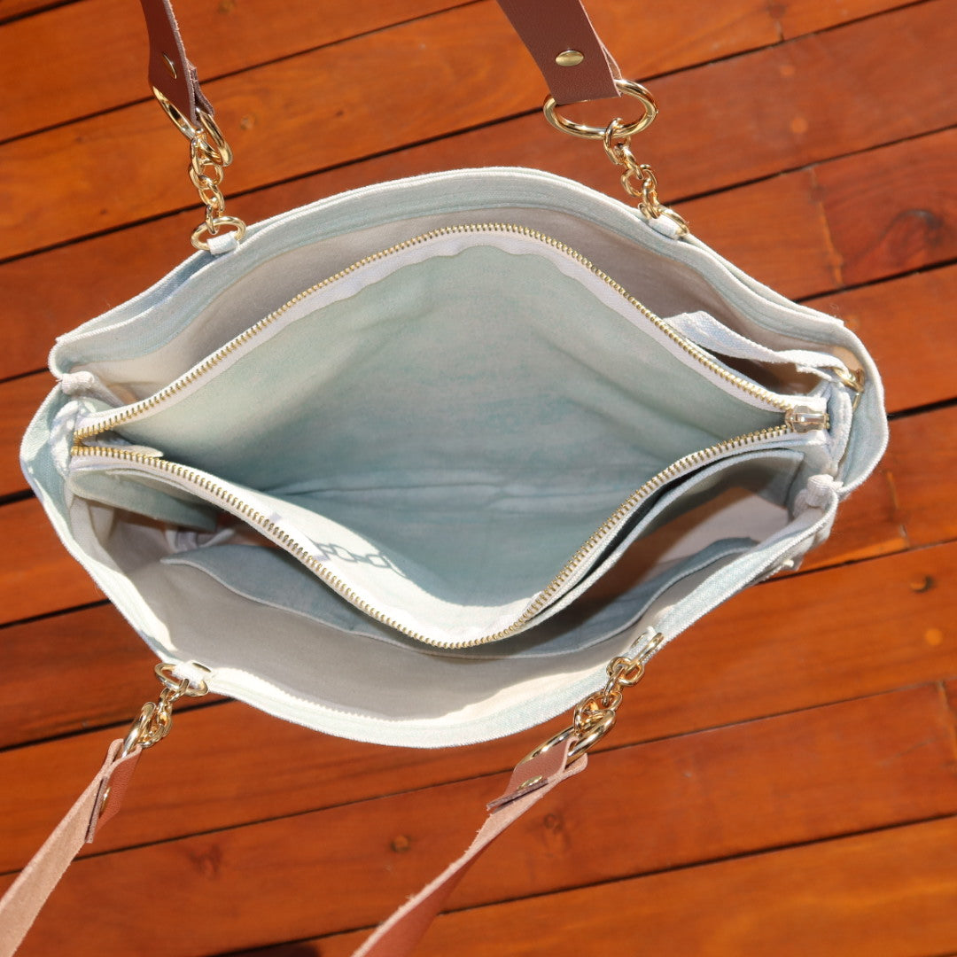 Bolsa Katrin Aqua com Alças de Corrente e Couro Marrom