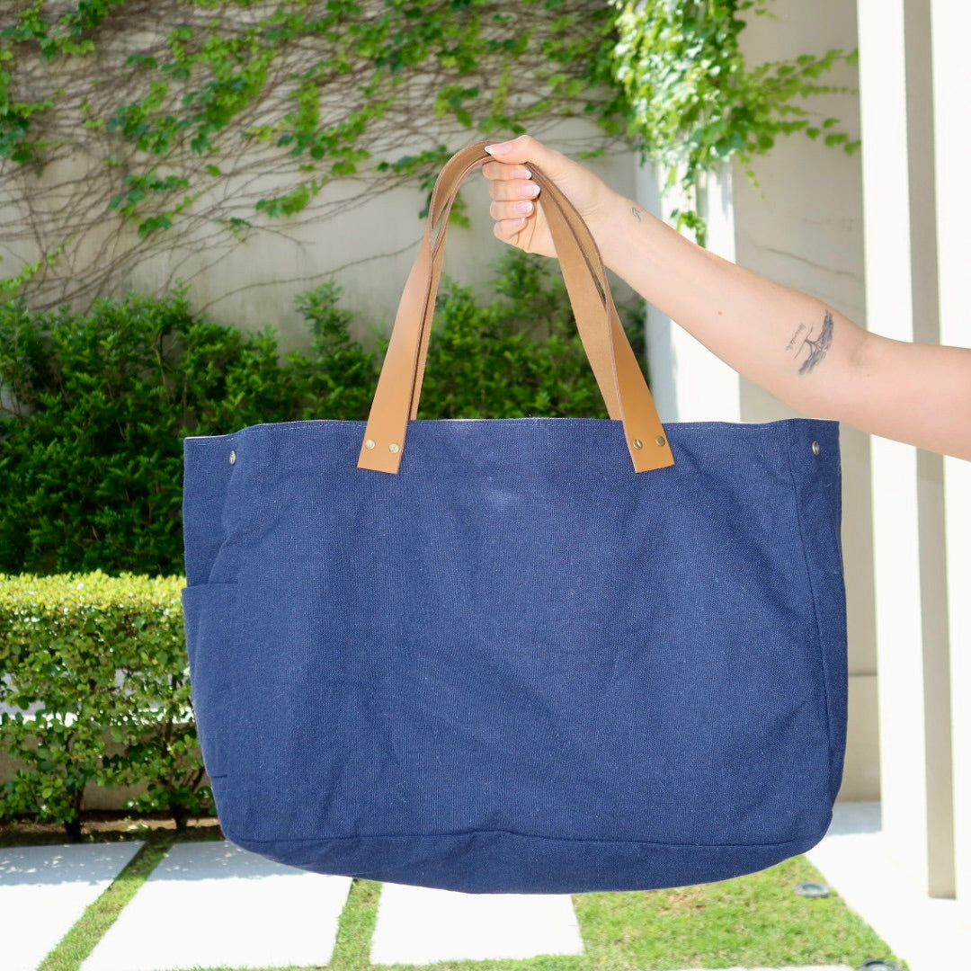 Bolsa Wallow Marinho com Alça de Couro Caramelo