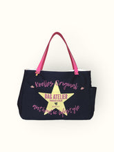 Bolsa Wallow Preta com Alça de Couro Rosa
