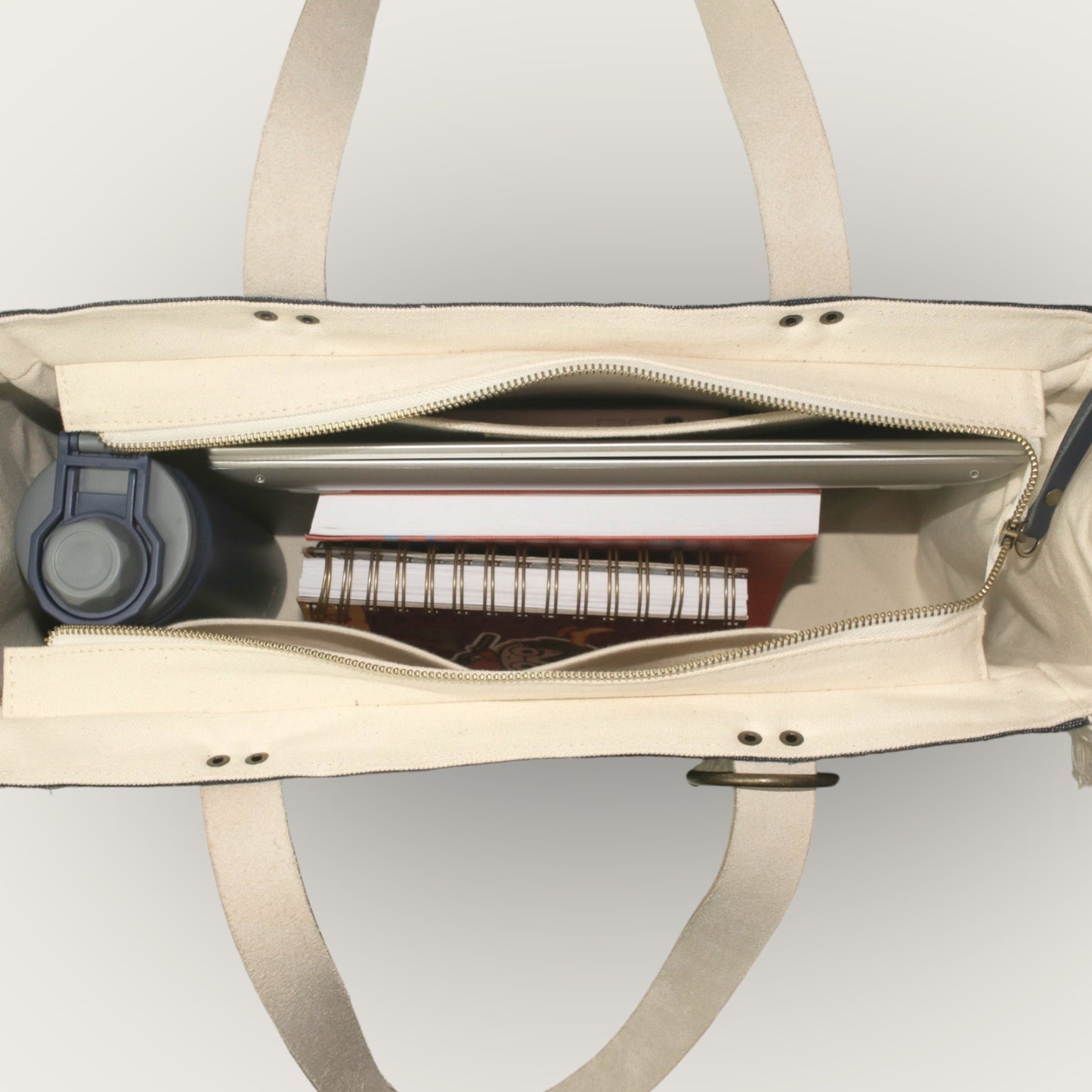 Bolsa Wallow Cinza com Alça de Couro Off White com Zíper