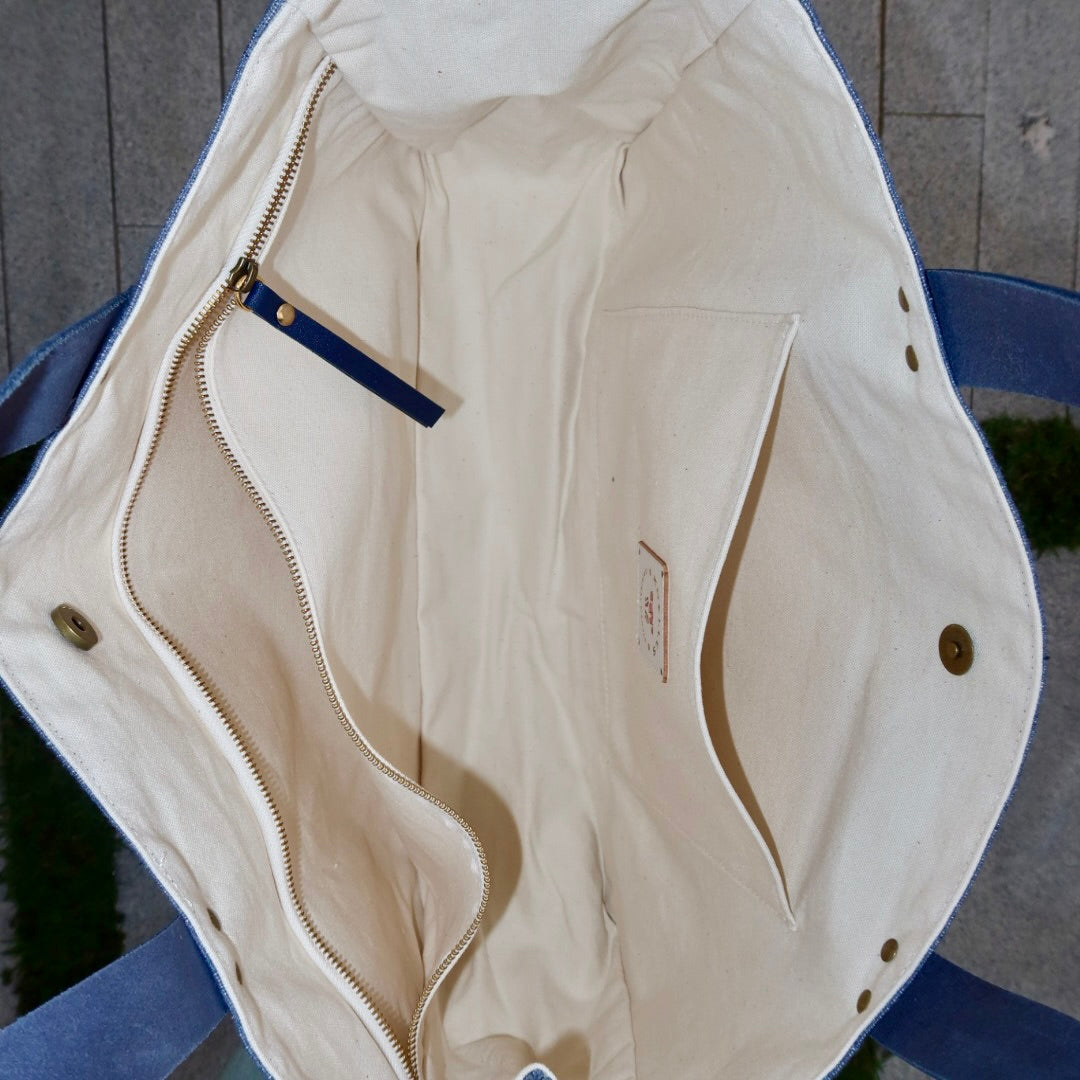 Bolsa Wallow Jeans Claro com Alça de Couro Marinho