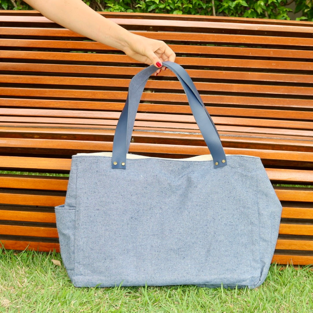 Bolsa Wallow Jeans Claro com Alça de Couro Marinho