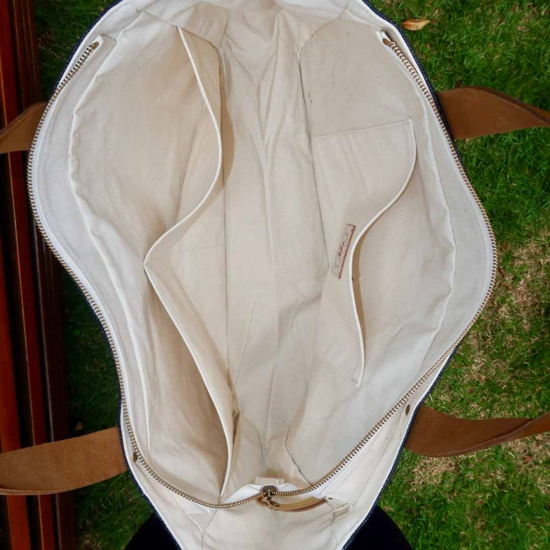 Bolsa Wallow Jeans Preto com Alça de Couro Caramelo com Zíper