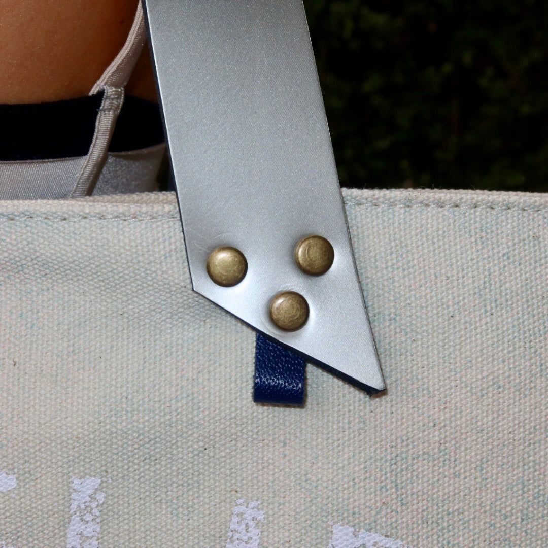 Bolsa Wallow Aqua com Alça de Couro Prata com Zíper