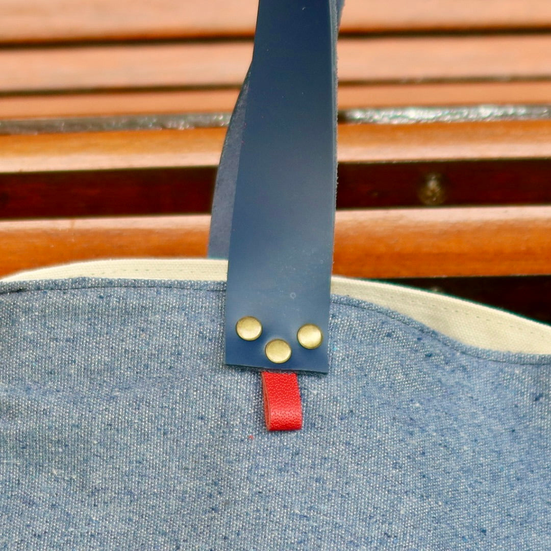 Bolsa Wallow Jeans Claro com Alça de Couro Marinho