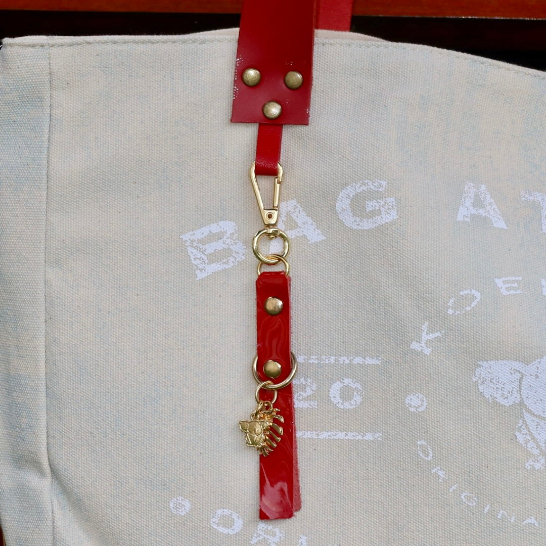 Bolsa Wallow Azul com Alça de Couro Vermelha