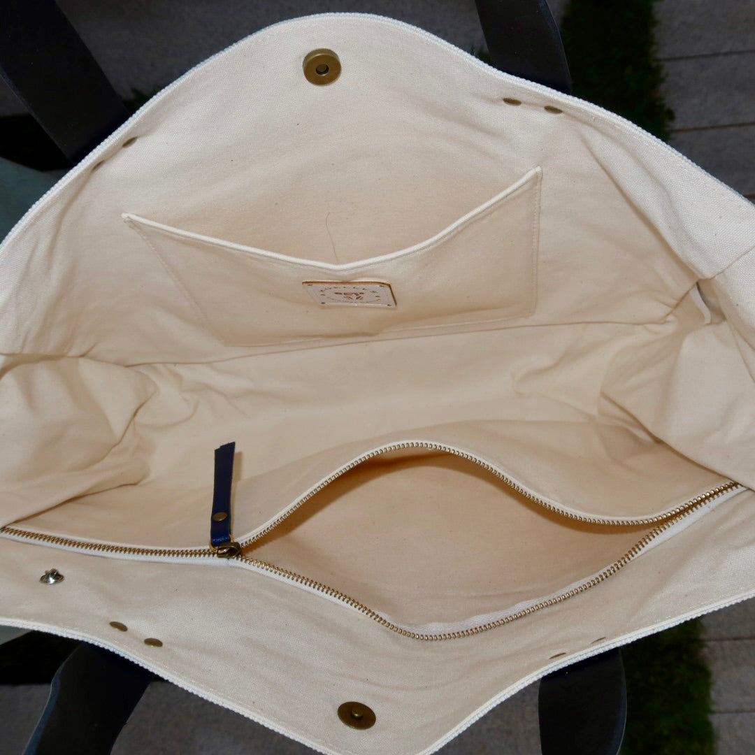 Bolsa Wallow Azul com Alça de Couro Prata