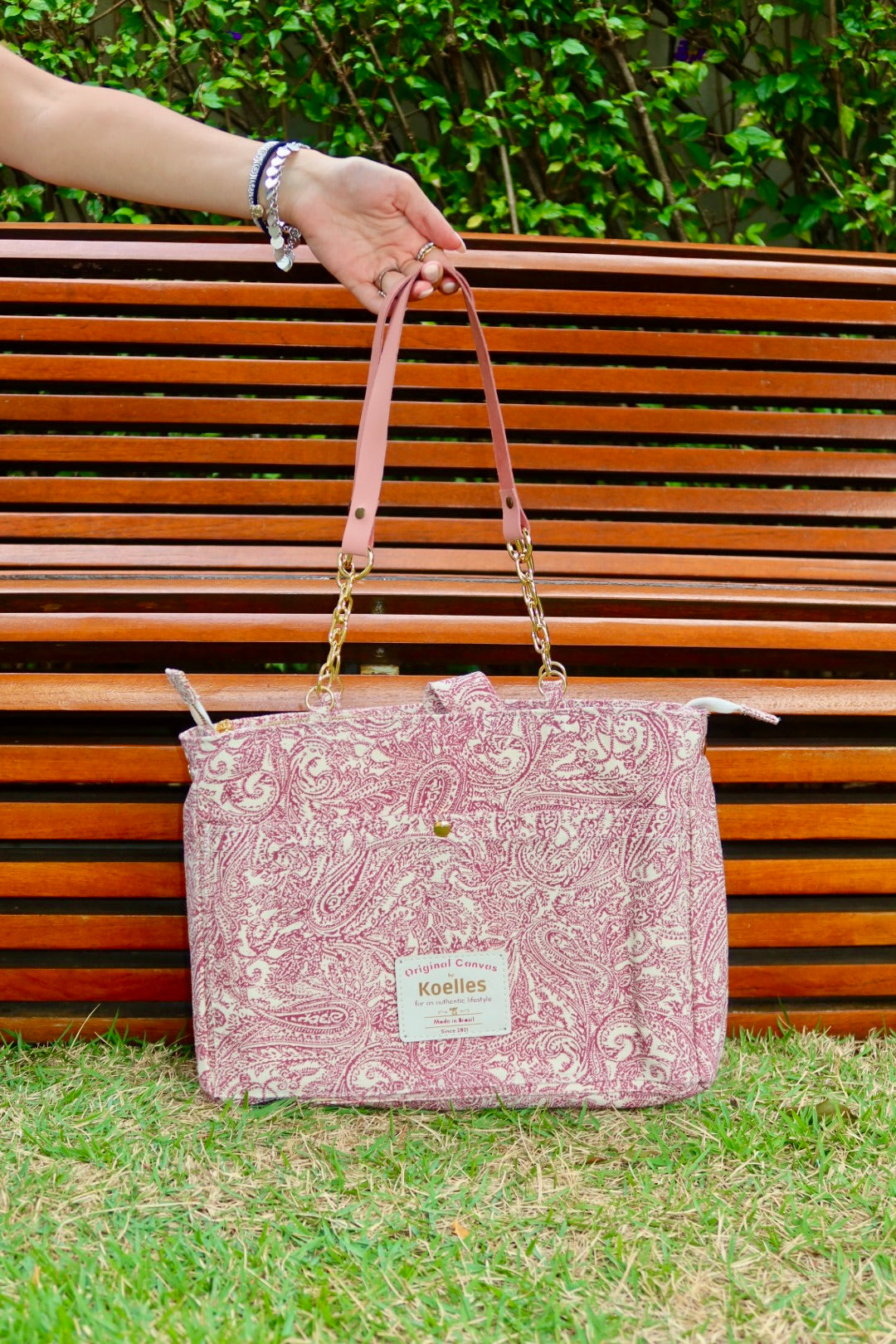 Bolsa Katrin Arabesque Vinho com Alças de Corrente e Couro Rosa Claro