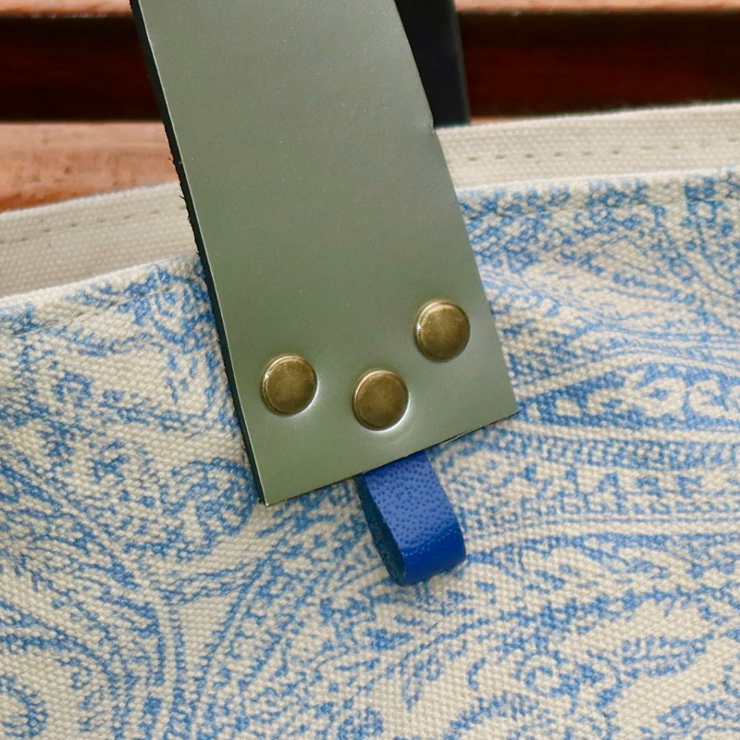 Bolsa Wallow Arabesque Azul com Alça de Couro Prata