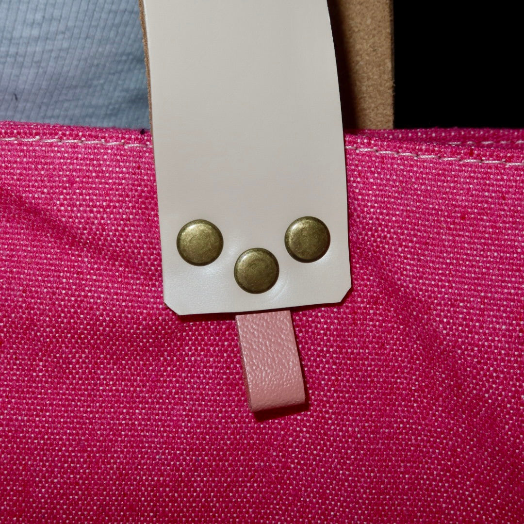 Bolsa Wallow Rosa Choque com Alça de Couro Off White com Zíper