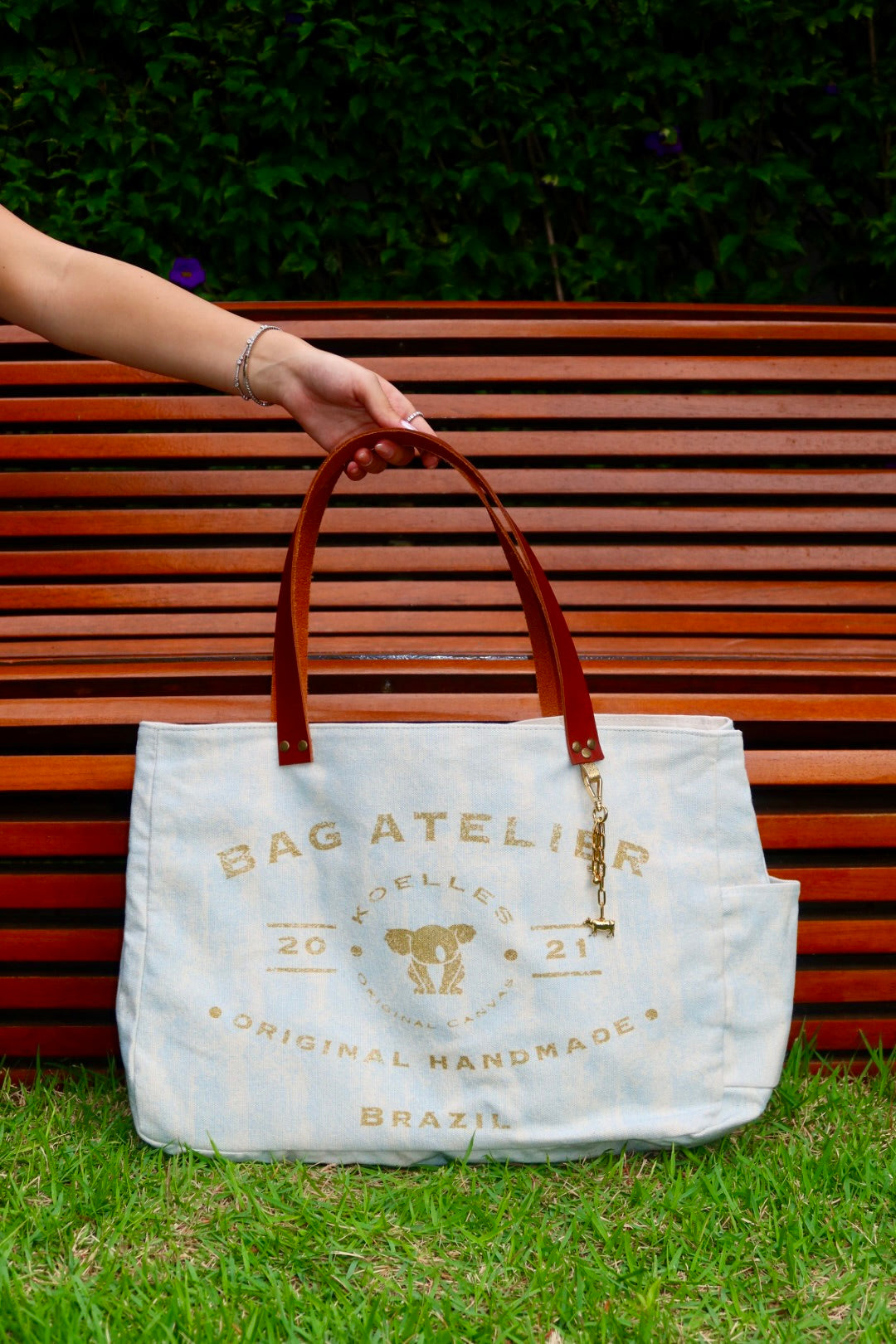 Bolsa Wallow Azul com Alça de Couro Marrom