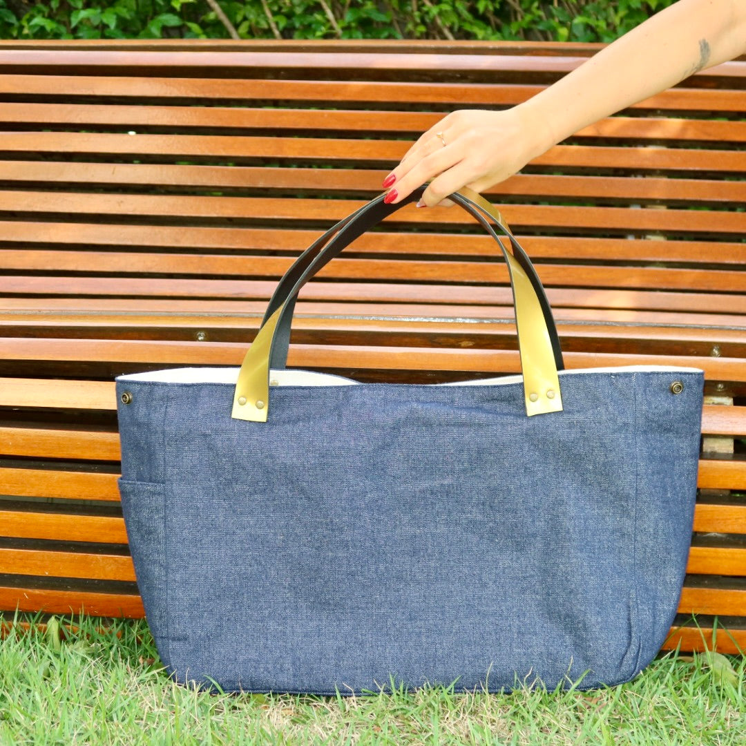 Bolsa Wallow Jeans Escuro com Alça de Couro Dourado com Zíper