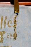 Bolsa Wallow Azul com Alça de Couro Dourado