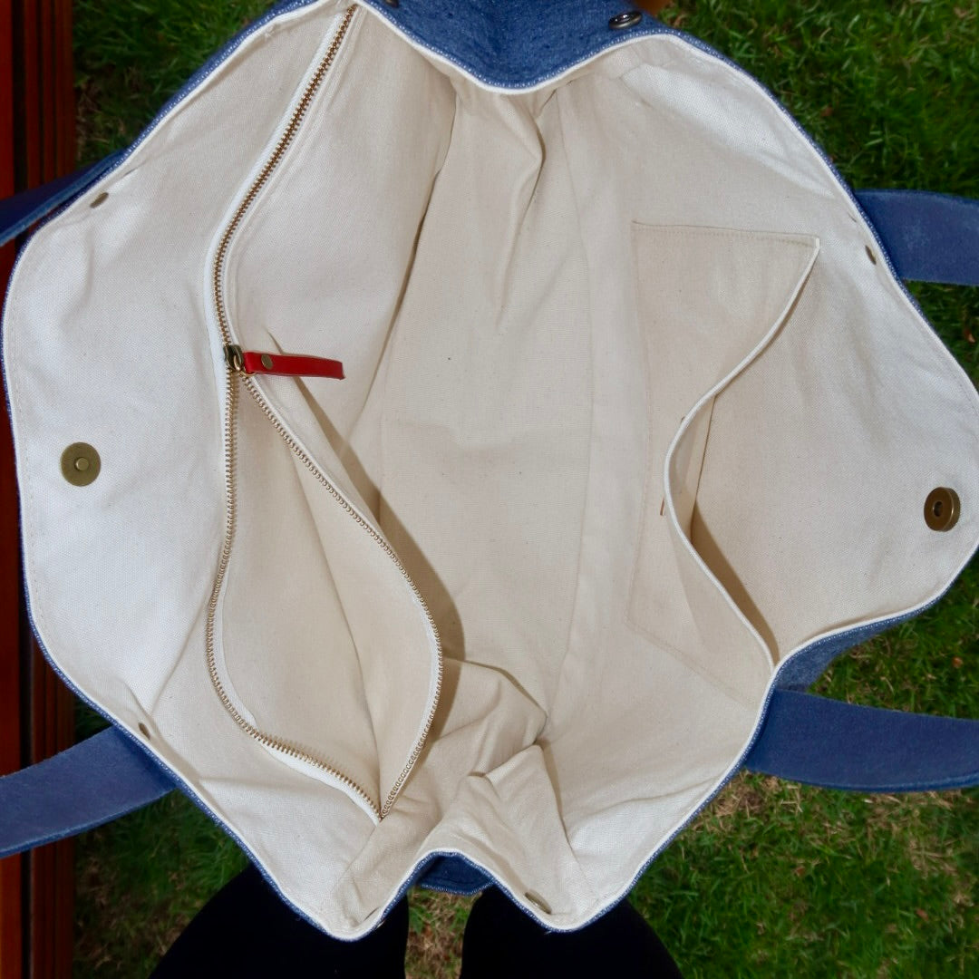 Bolsa Wallow Jeans Claro com Alça de Couro Marinho