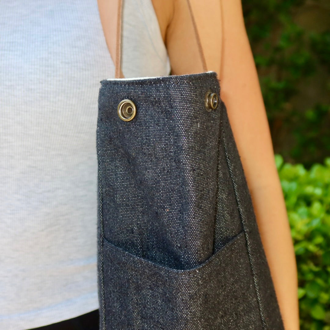 Bolsa Wallow Jeans Preto com Alça de Couro Caramelo com Zíper