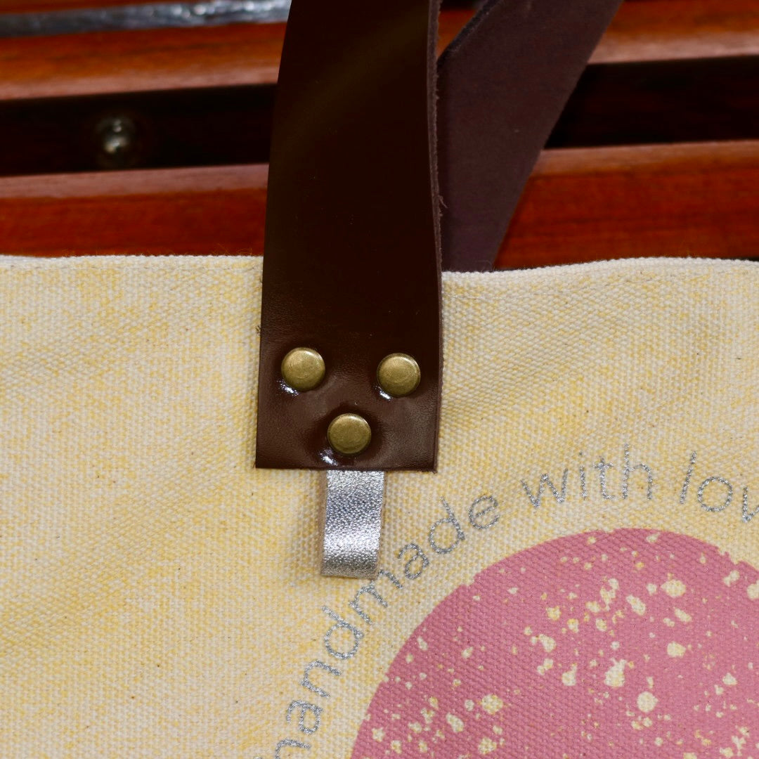 Bolsa Wallow Amarelo com Alça de Couro Marrom Escuro Vinil