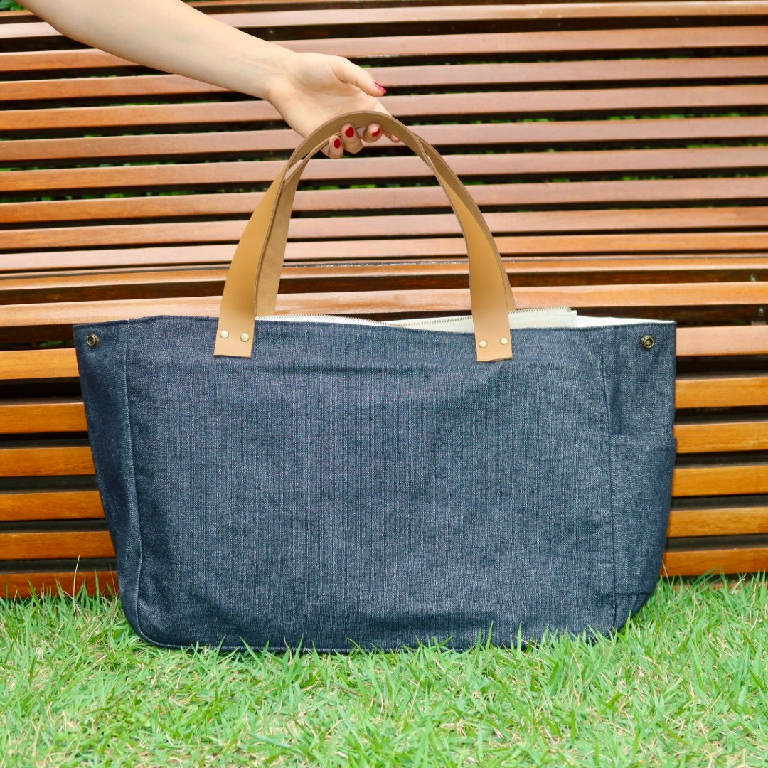 Bolsa Wallow Jeans Preto com Alça de Couro Caramelo com Zíper