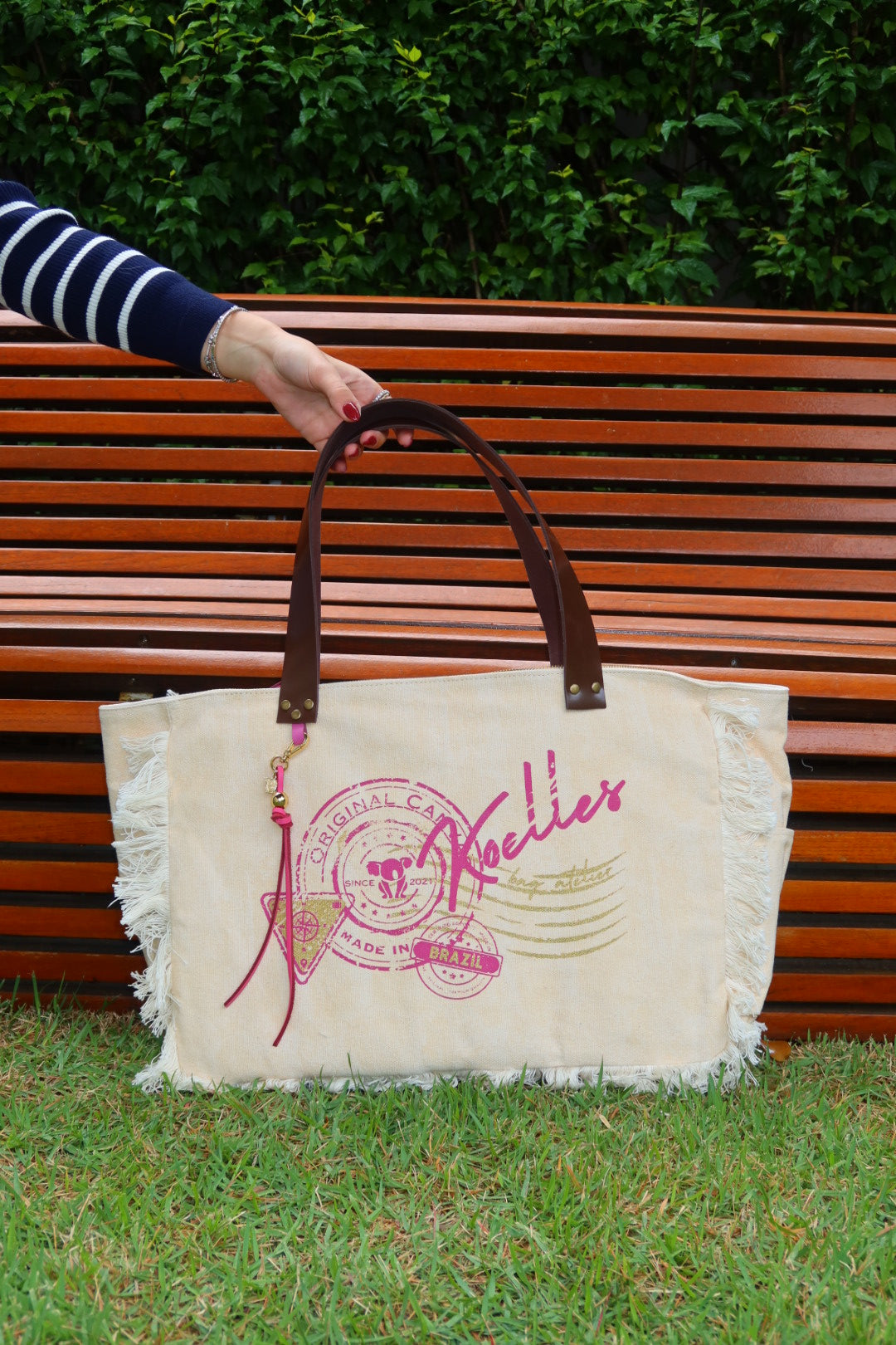 Bolsa Wallow Bege com Alça de Couro Marrom Vinil com Zíper