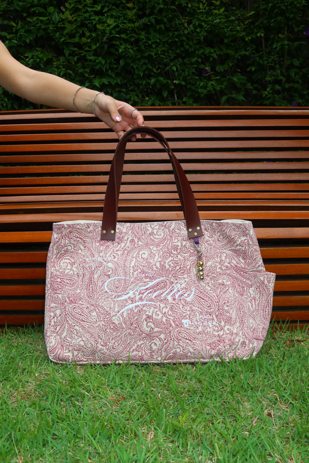 Bolsa Wallow Arabesque Vinho com Alça de Couro Marrom Escuro