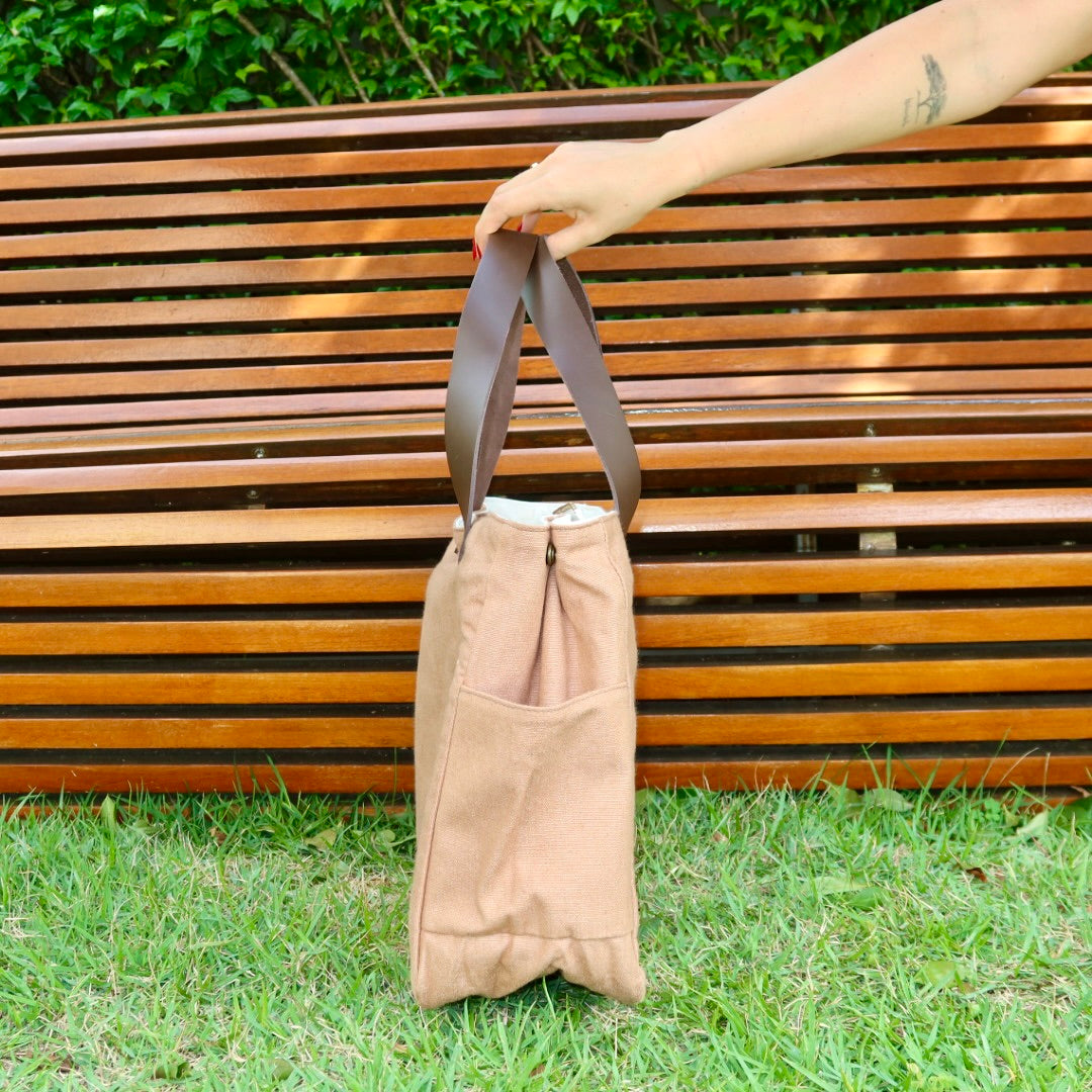 Bolsa Wallow Caramelo com Alça de Couro Marrom Escuro com Zíper