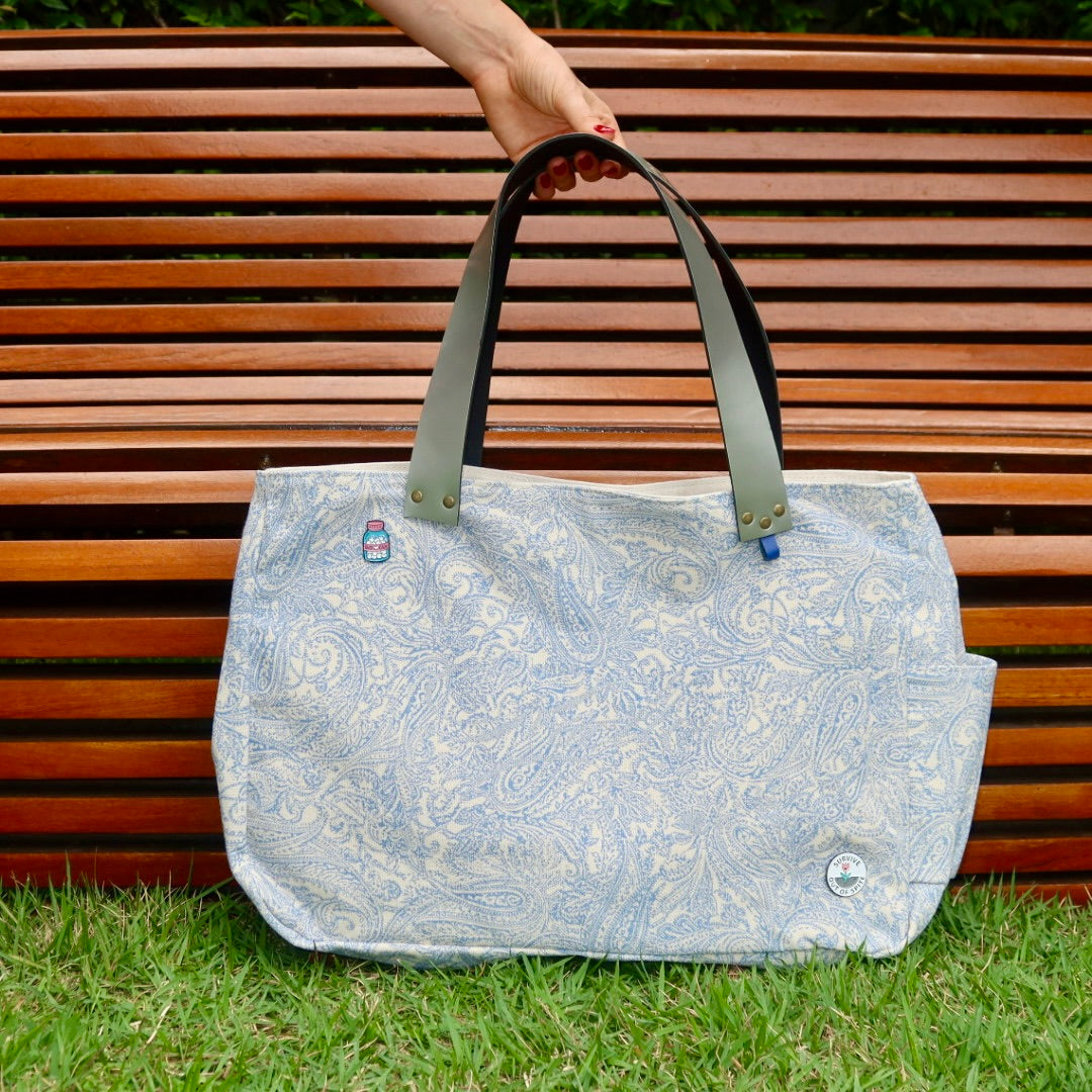 Bolsa Wallow Arabesque Azul com Alça de Couro Prata