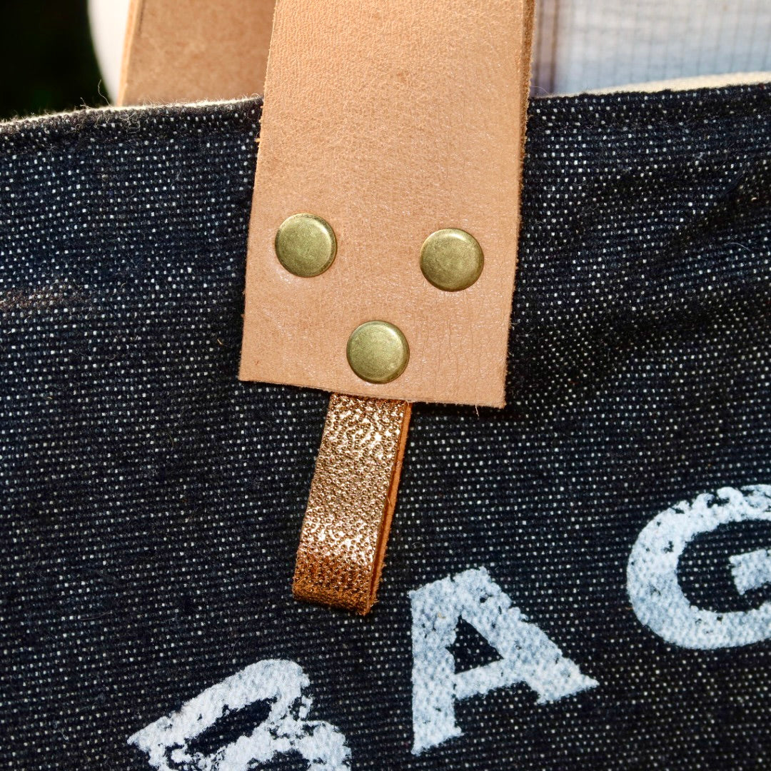 Bolsa Wallow Jeans Preto com Alça de Couro Caramelo com Zíper