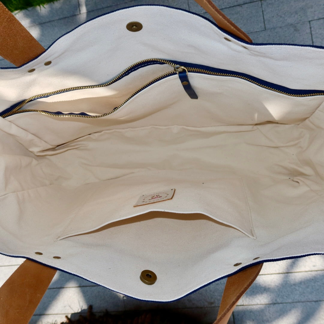 Bolsa Wallow Marinho com Alça de Couro Caramelo