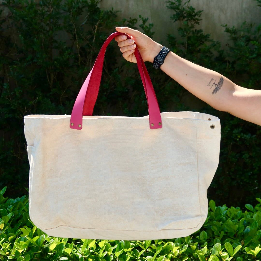 Bolsa Wallow Bege com Alça de Couro Rosa Choque