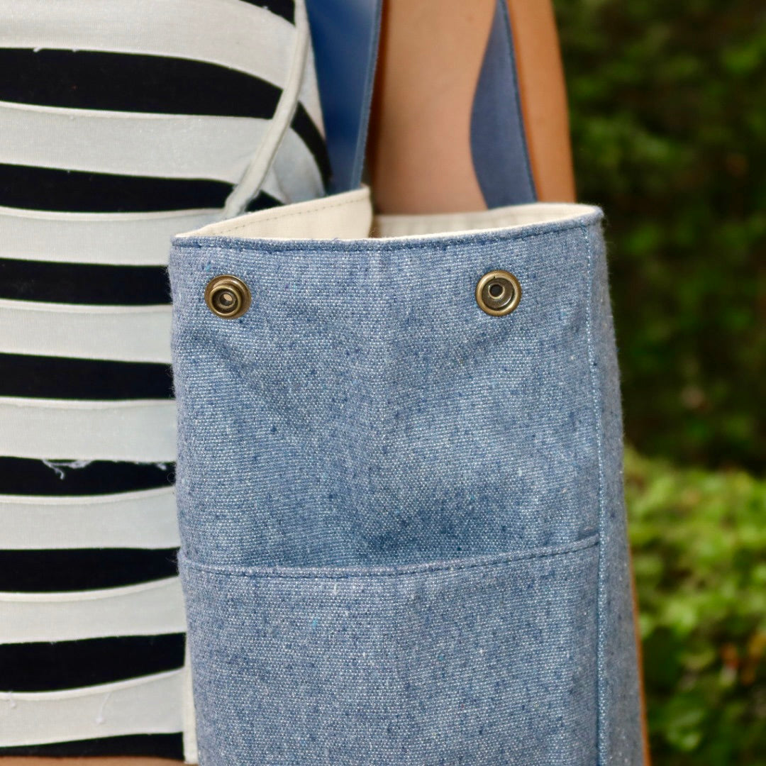 Bolsa Wallow Jeans Claro com Alça de Couro Marinho