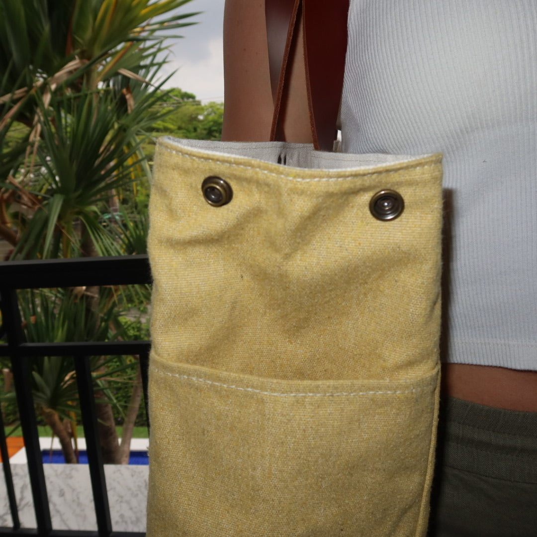 Bolsa Wallow Mostarda com Alça de Couro Marrom