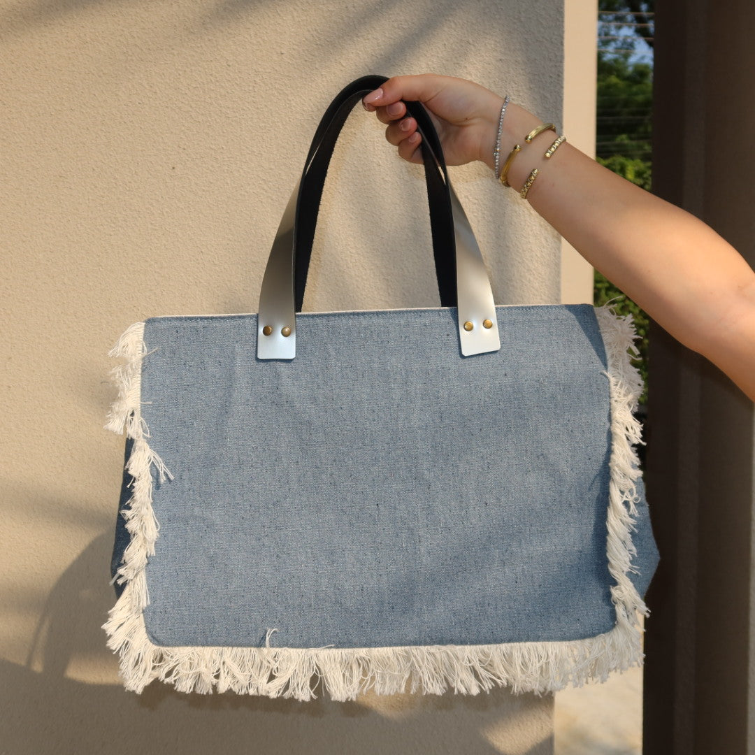 Bolsa Nuna Jeans Claro com Alças de Couro Dourada e Prata