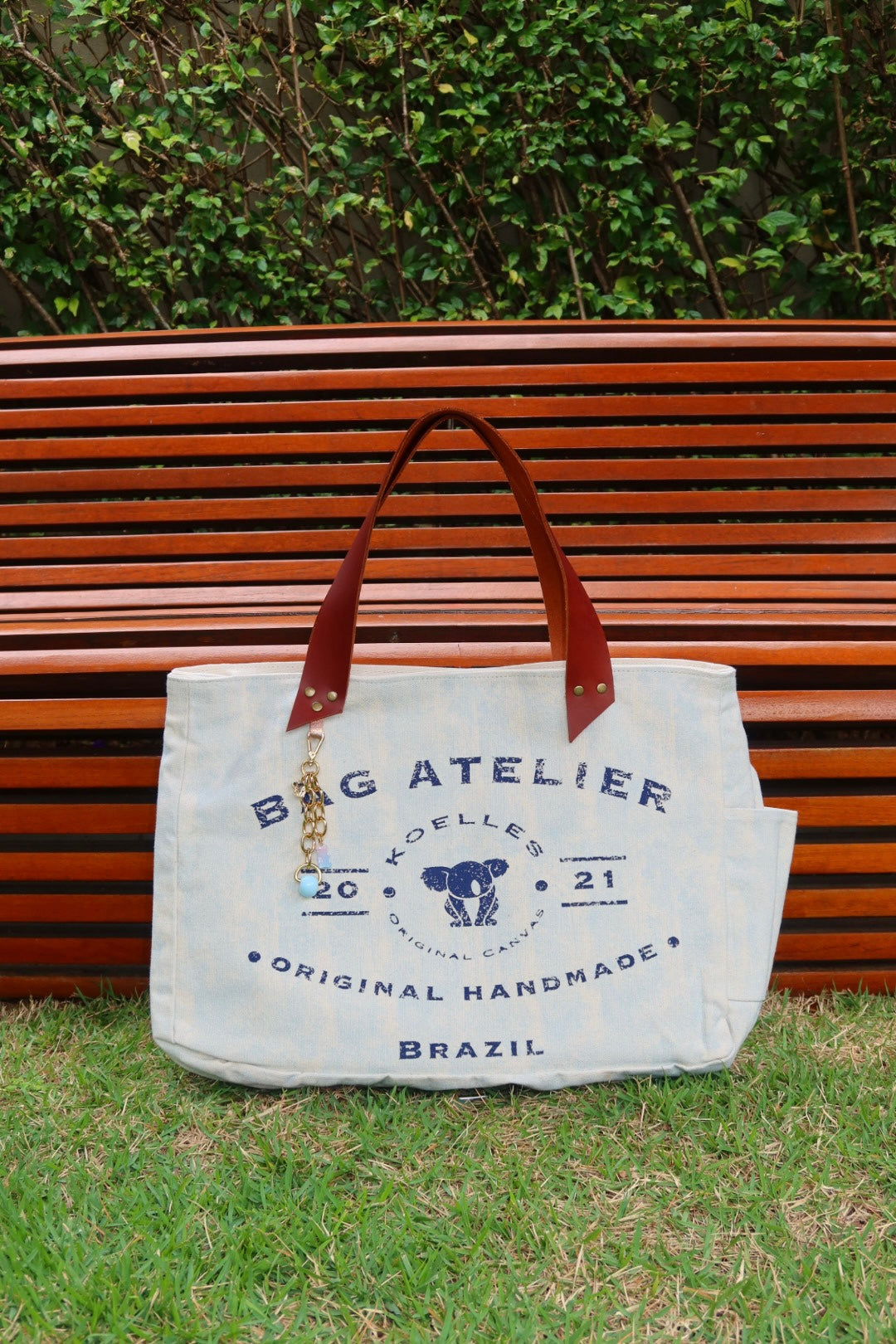 Bolsa Wallow Azul com Alça de Couro Marrom