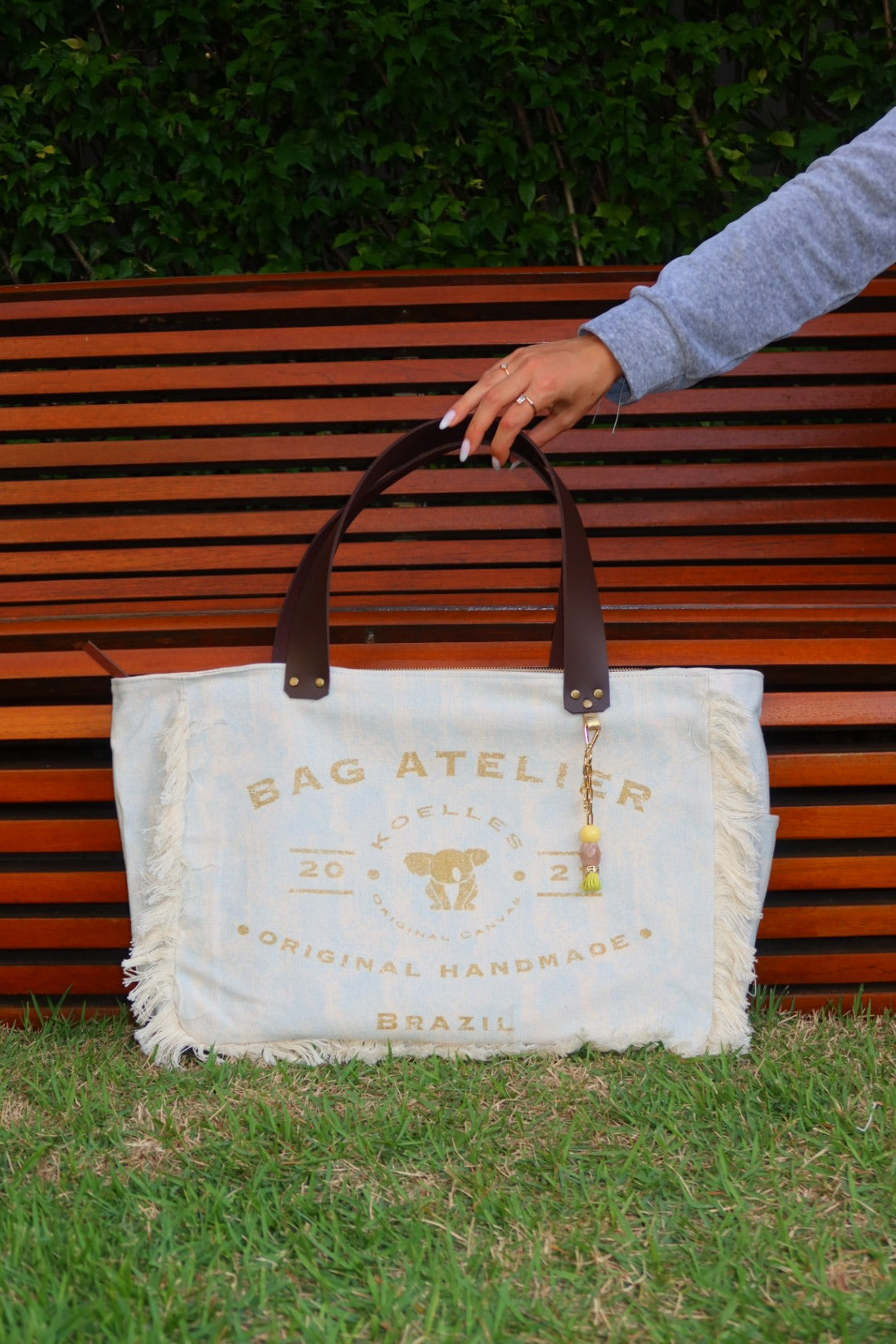 Bolsa Wallow Azul com Alça de Couro Marrom Escuro com Zíper