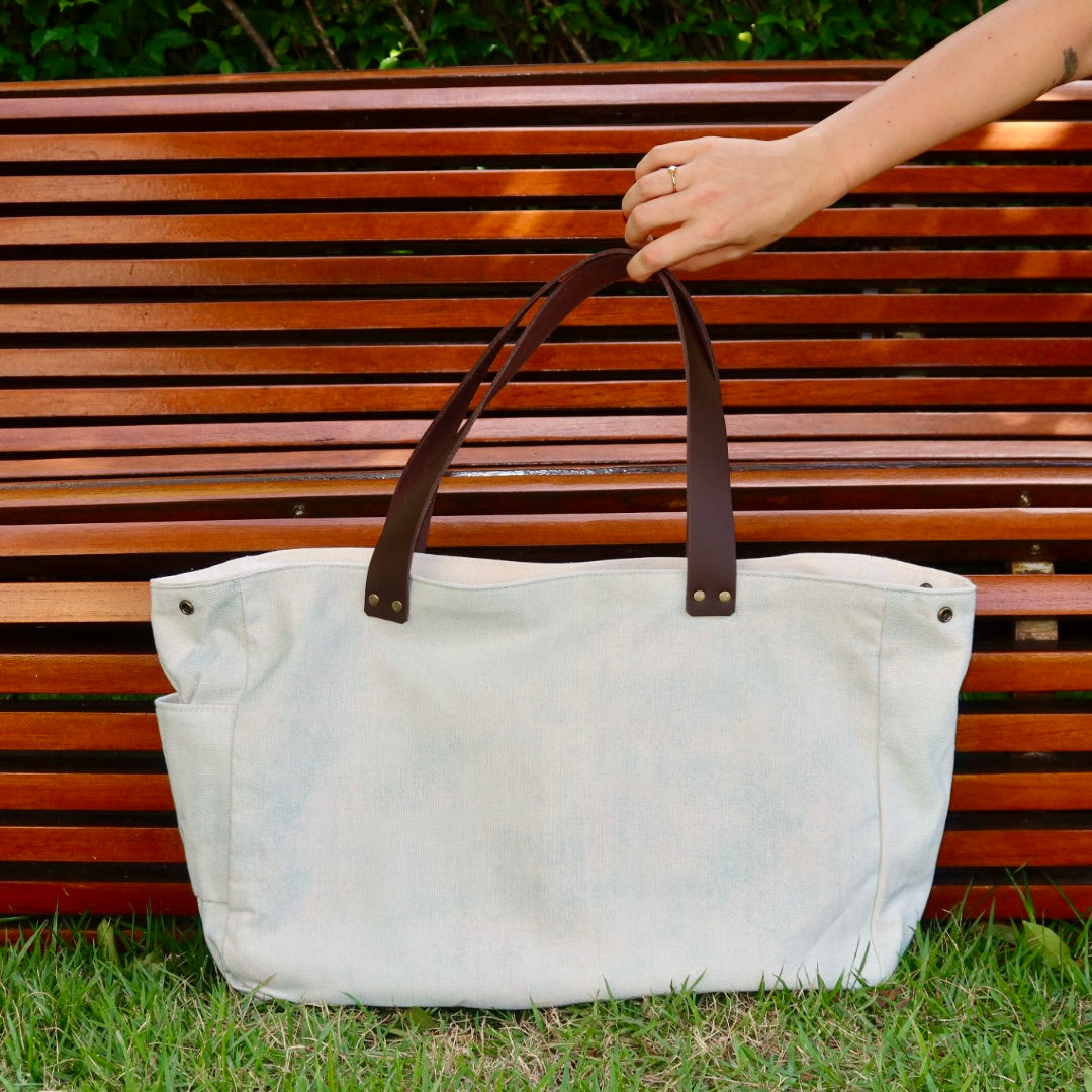 Bolsa Wallow Azul com Alça de Couro Marrom Escuro