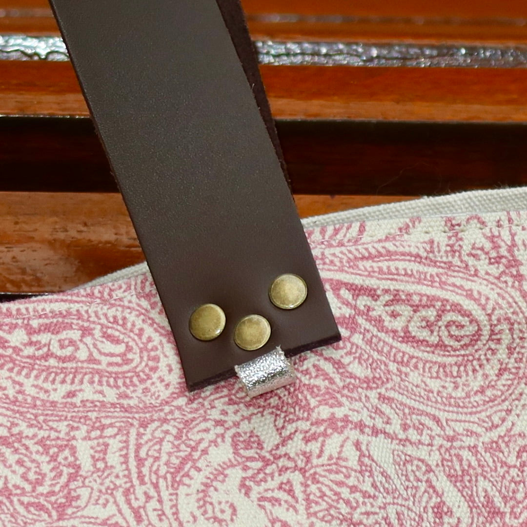 Bolsa Wallow Arabesque Rosa com Alça de Couro Marrom Escuro