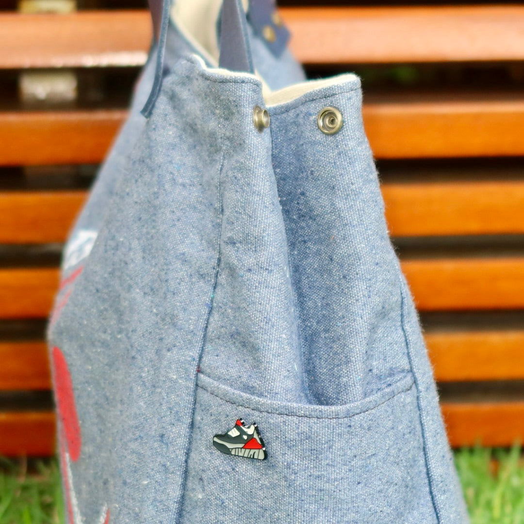 Bolsa Wallow Jeans Claro com Alça de Couro Marinho