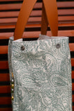 Bolsa Wallow Arabesque Verde com Alça de Couro Caramelo