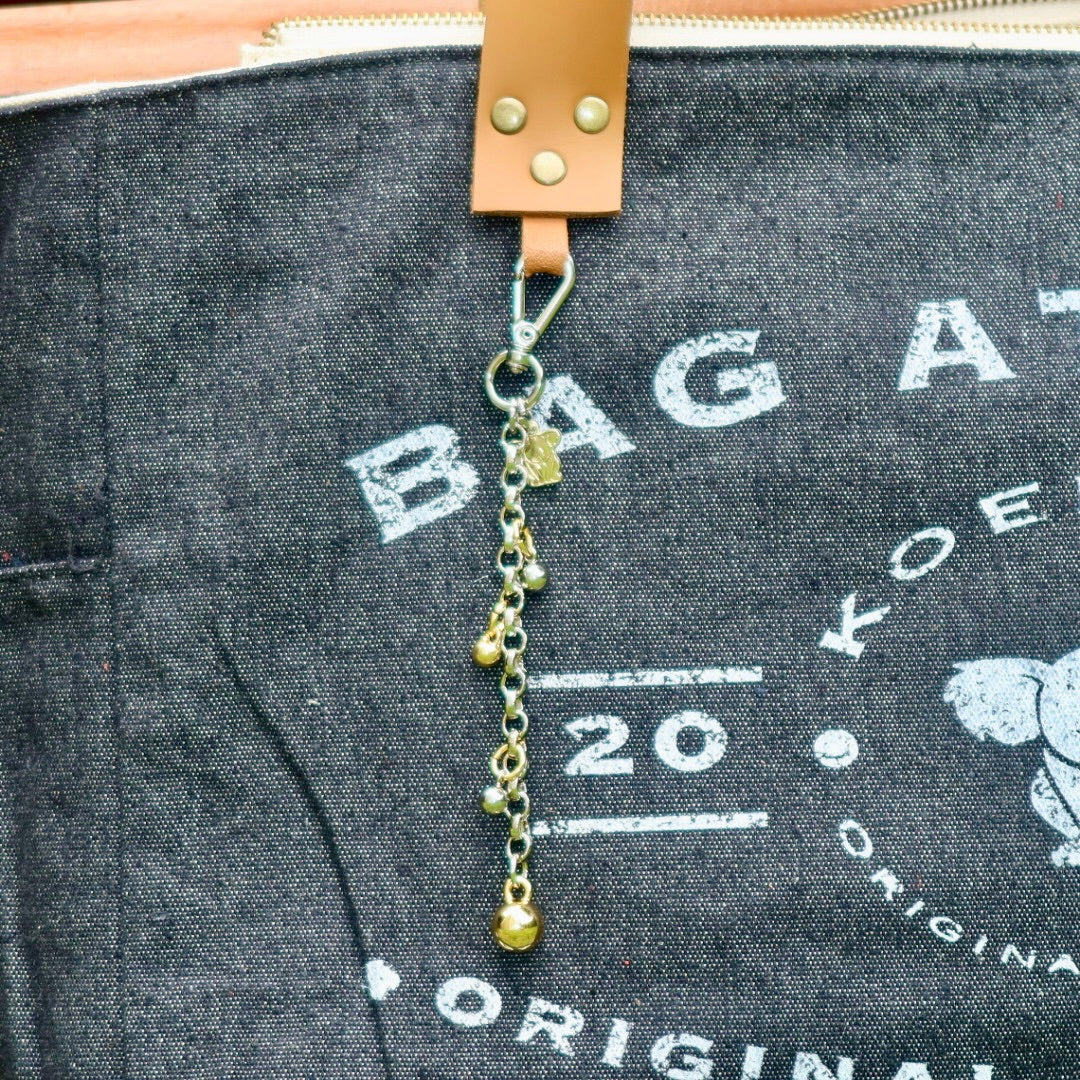 Bolsa Wallow Jeans Preto com Alça de Couro Caramelo com Zíper