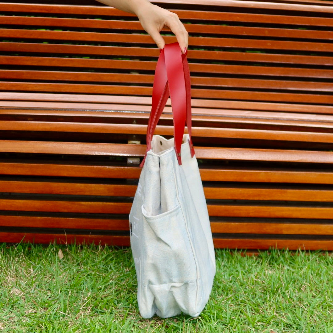 Bolsa Wallow Azul com Alça de Couro Vermelha