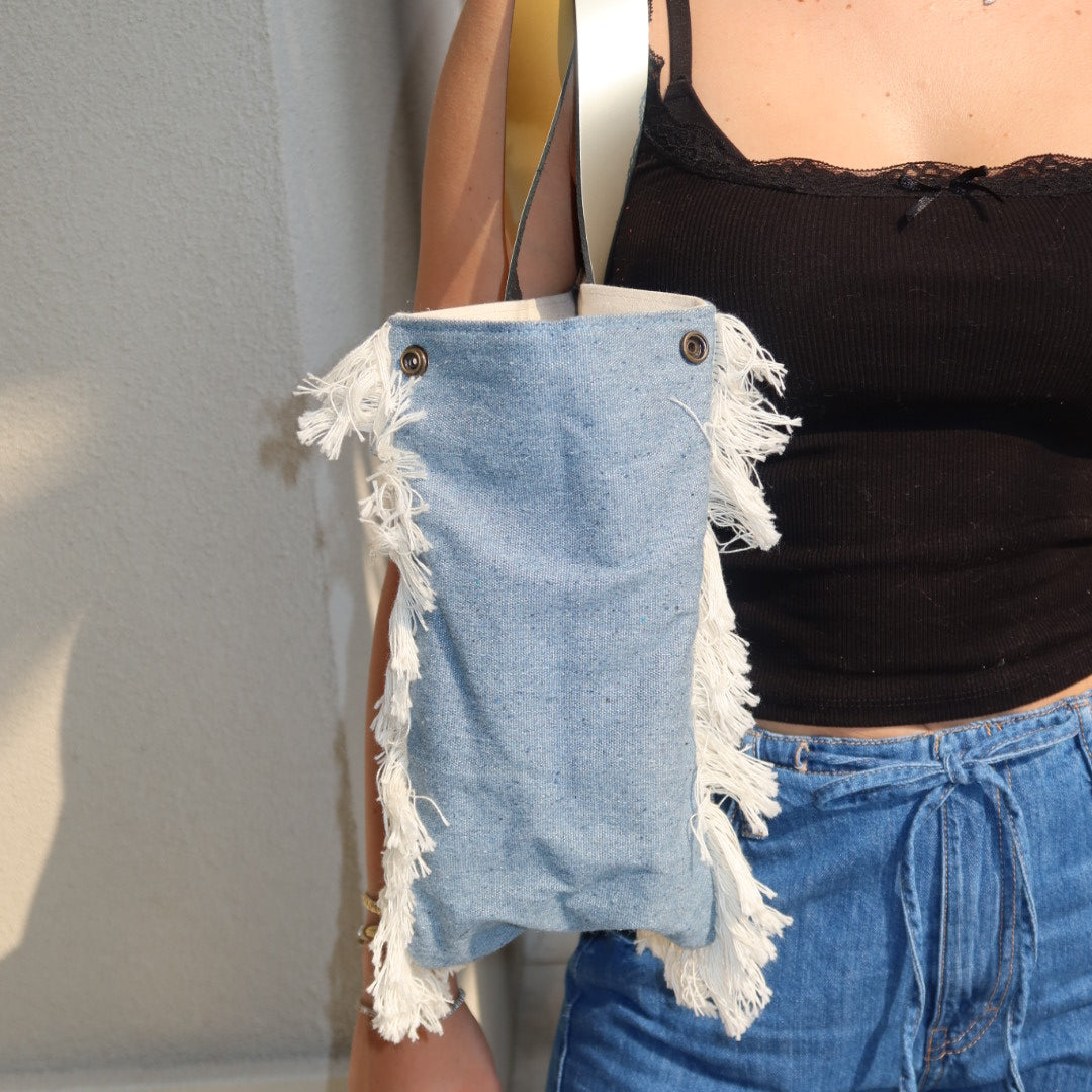 Bolsa Nuna Jeans Claro com Alças de Couro Dourada e Prata