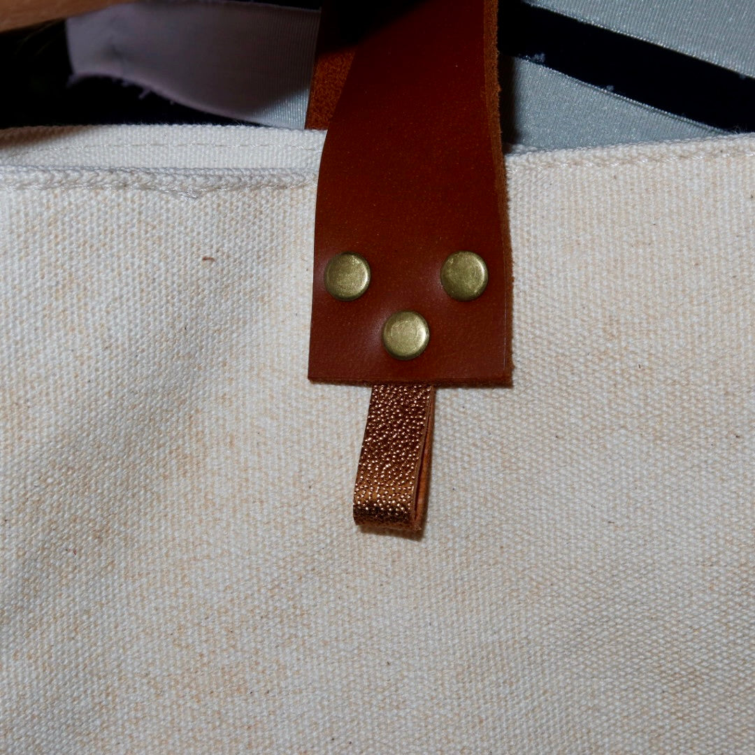 Bolsa Wallow Bege com Alça de Couro Marrom