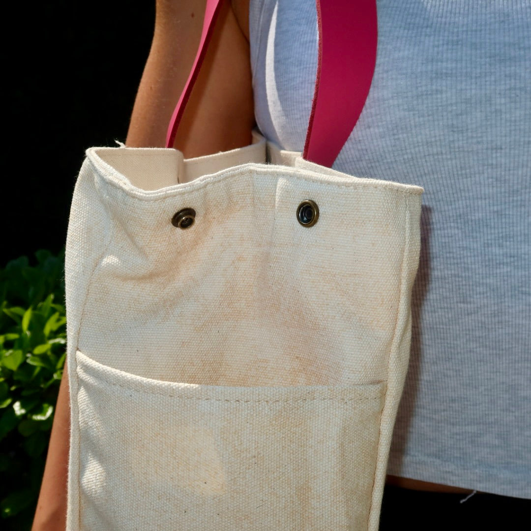 Bolsa Wallow Bege com Alça de Couro Rosa Choque