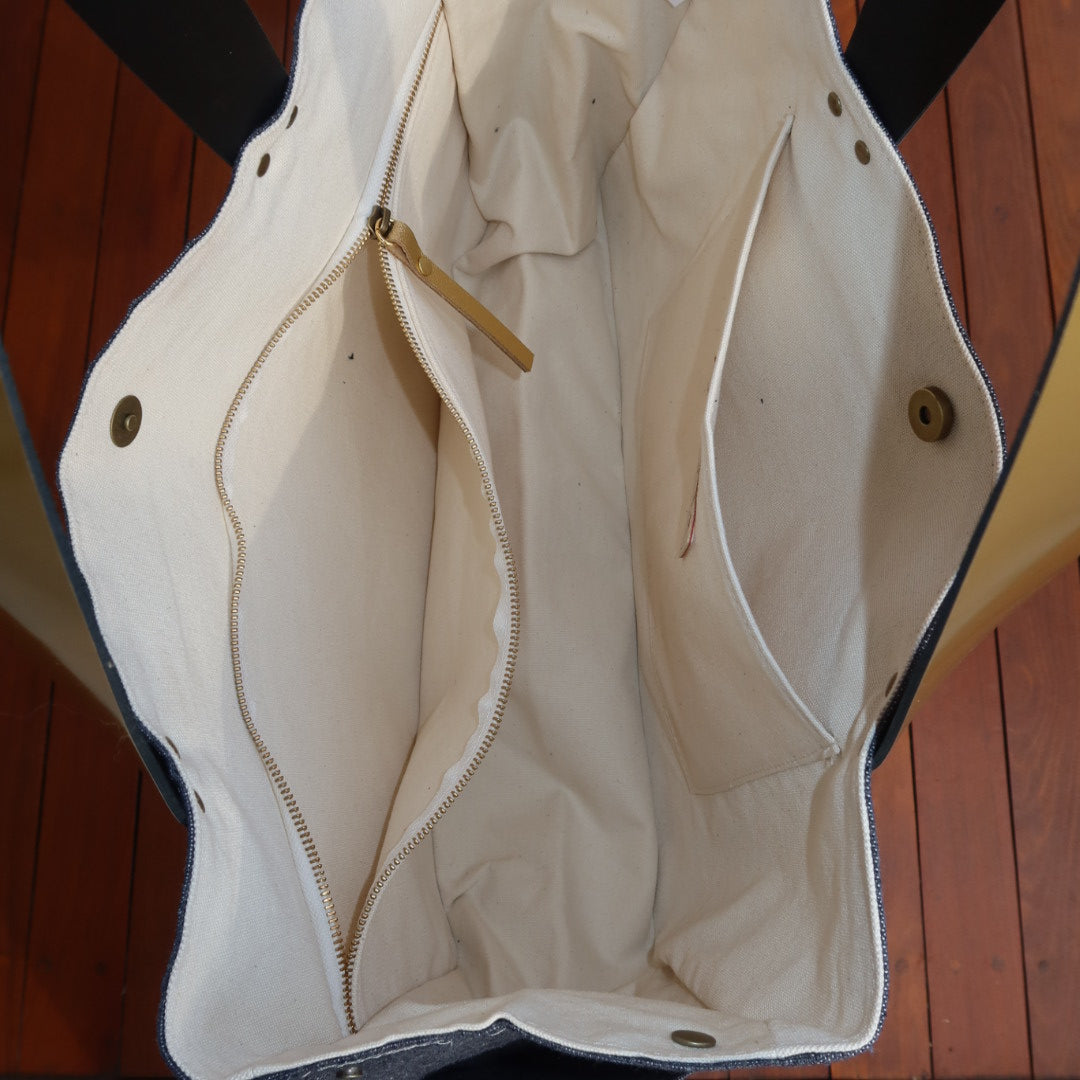 Bolsa Wallow Cinza com Alça de Couro Dourado