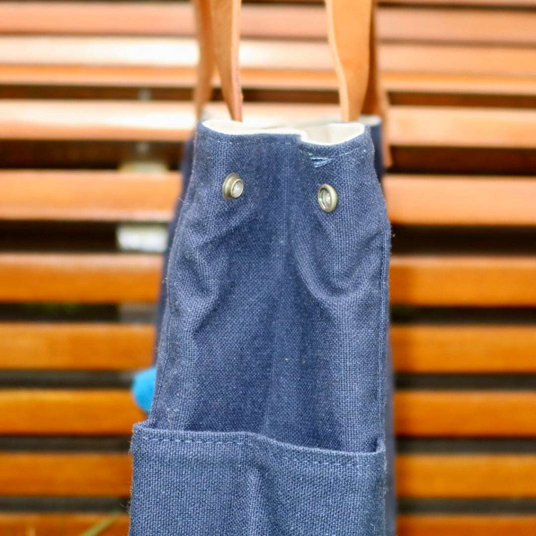 Bolsa Wallow Marinho com Alça de Couro Caramelo