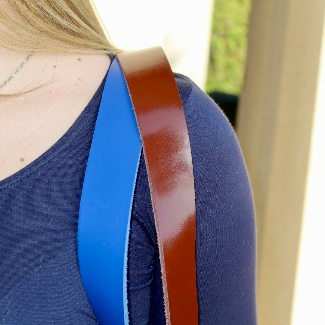 Bolsa Wallow Good Vibes Azul com Alça de Couro Azul e Marrom com Zíper