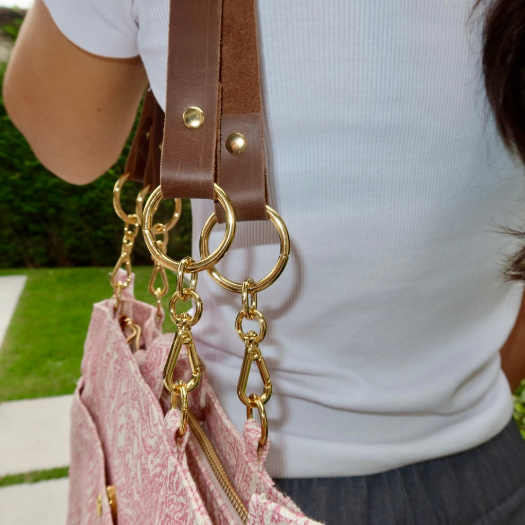 Bolsa Katrin Arabesque Rosa com Alças de Corrente e Couro Caramelo