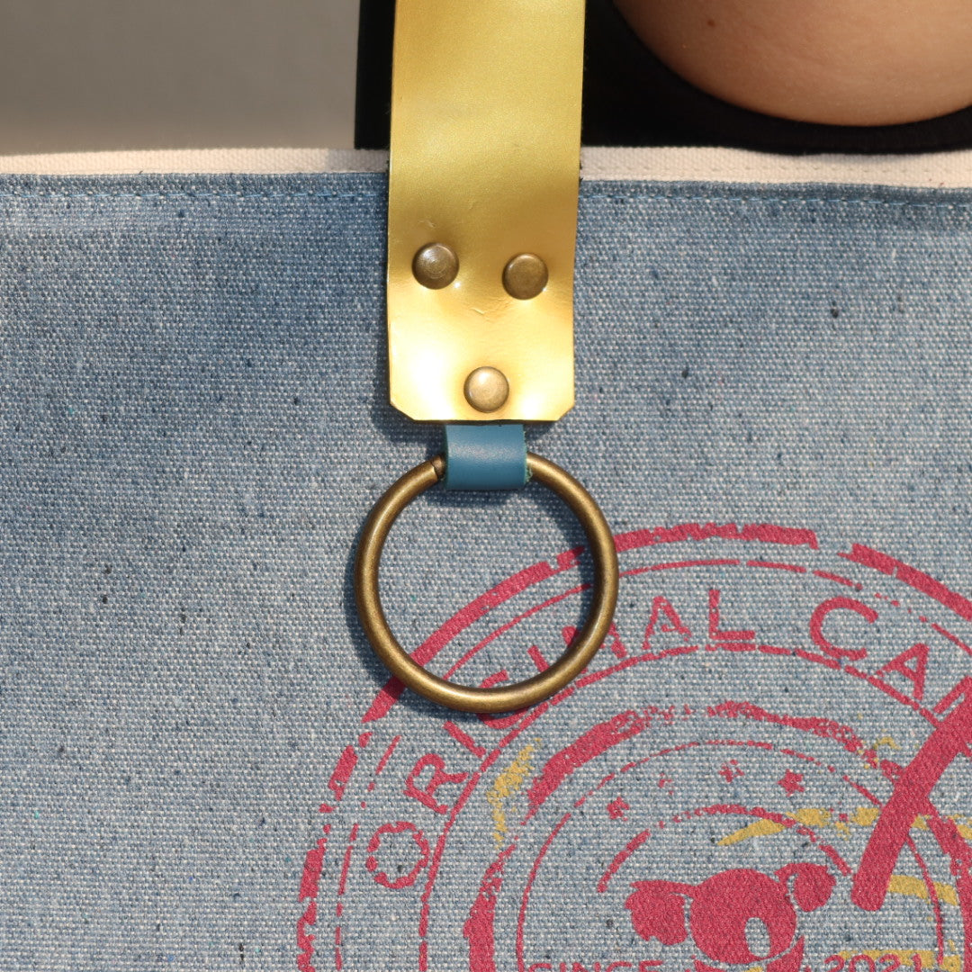 Bolsa Nuna Jeans Claro com Alças de Couro Dourada e Prata
