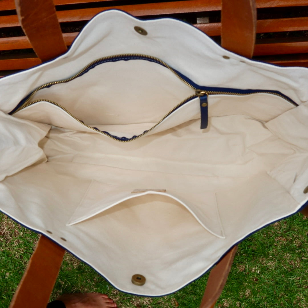 Bolsa Wallow Marinho com Alça de Couro Caramelo