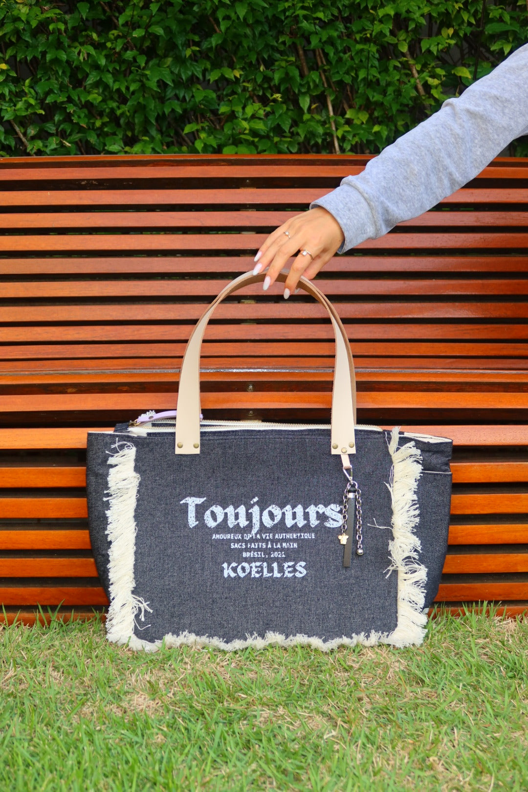 Bolsa Nuna Jeans Preto com Alças de Couro Off White com Zíper